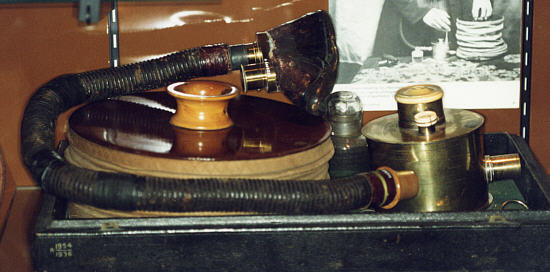 picture of Joseph Clover's apparatus for chloroform inhalation in controlled doses